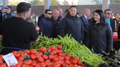 BAŞKAN GENCAN AKIN, ÇARŞAMBA PAZARINI ZİYARET ETTİ