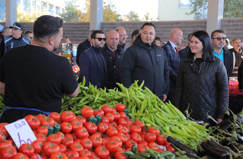 BAŞKAN GENCAN AKIN, ÇARŞAMBA PAZARINI ZİYARET ETTİ