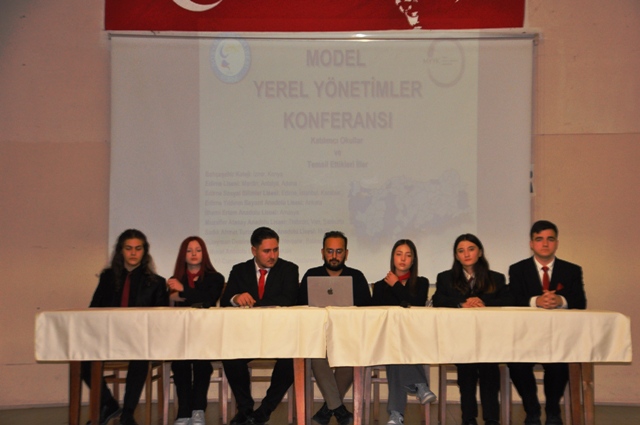 SOSYAL BİLİMLER LİSESİ’NDEN MODEL YEREL YÖNETİMLER KONFERANSI