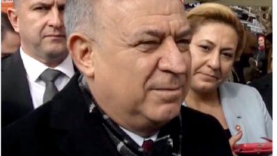 Zeybek, ülkede yaşanan ekonomik ve sosyal sorunlar üzerinden de iktidara tepki gösterdi.